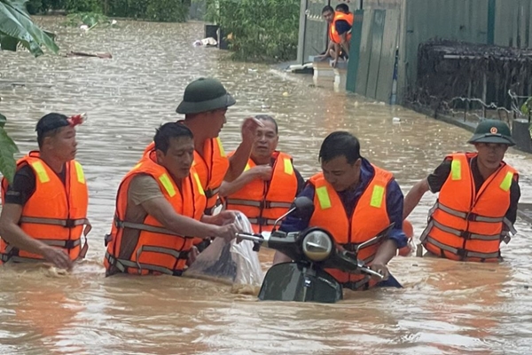 Nghệ An Lực lượng vũ trang huyện Quỳ Châu giúp dân phòng, chống mưa lũ